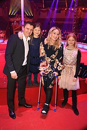 Eva Grünbauer mit Familie bei der Premiere des ersten Winterprogrammes 2020 des Circus Krone am 25.12.2019 (Foto: Martin Schmitz)
